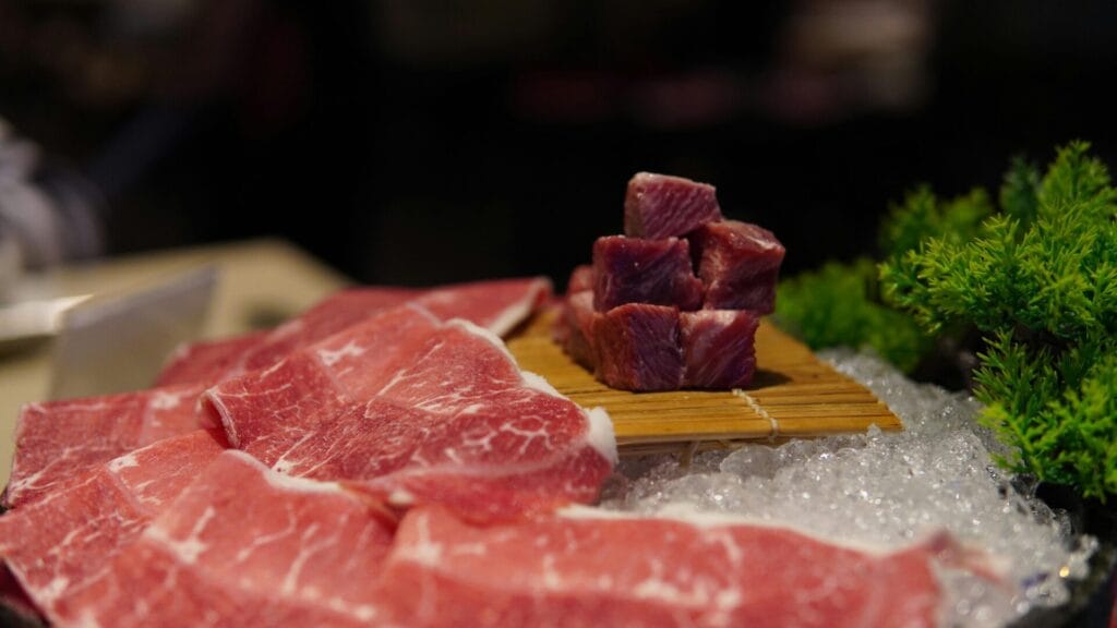 Fresh beef slices and cubes on ice, perfect for gourmet and dining concepts.